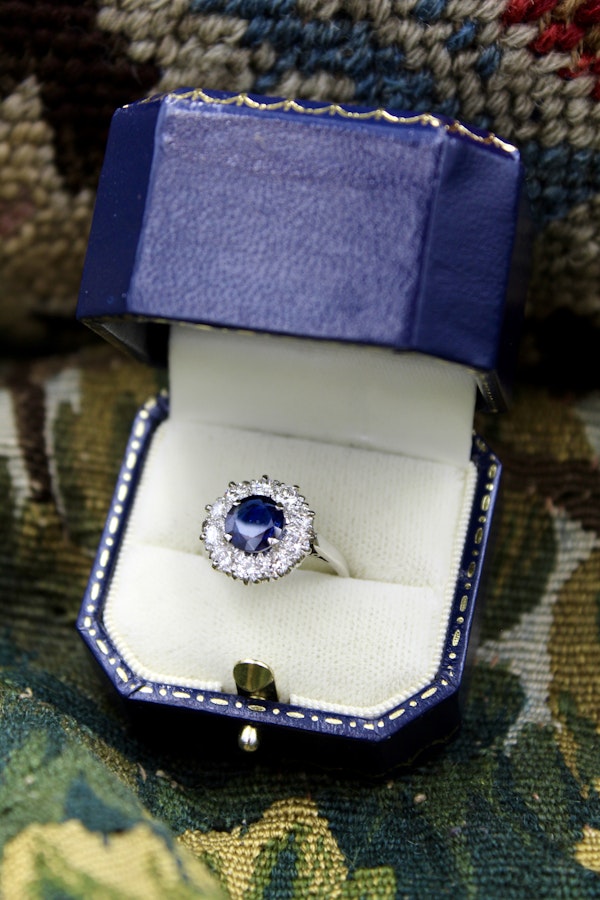 A fine Round Sapphire and Diamond Cluster Ring mounted in Platinum (tested). Mid 20th Century. - image 2