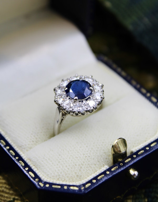 A fine Round Sapphire and Diamond Cluster Ring mounted in Platinum (tested). Mid 20th Century. - image 3