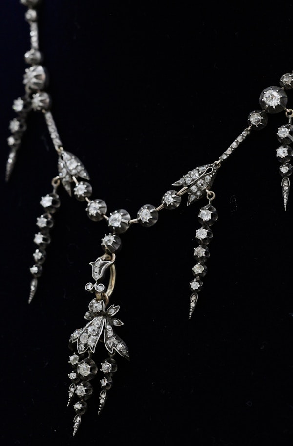 A very Beautiful Victorian Diamond Necklace in the Foliate Groseilliere style, in 18ct Yellow gold and Silver in the form of an intermittent Riviere,   French, Circa 1870 - image 2