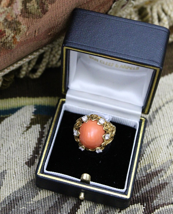 An exceptionally fine Coral & Diamond Ring in 18ct Yellow Gold. French, Circa 1970 - image 7