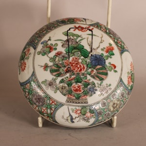 Chinese famille verte circular box and cover, Kangxi (1662-1722)