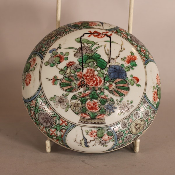 Chinese famille verte circular box and cover, Kangxi (1662-1722) - image 1
