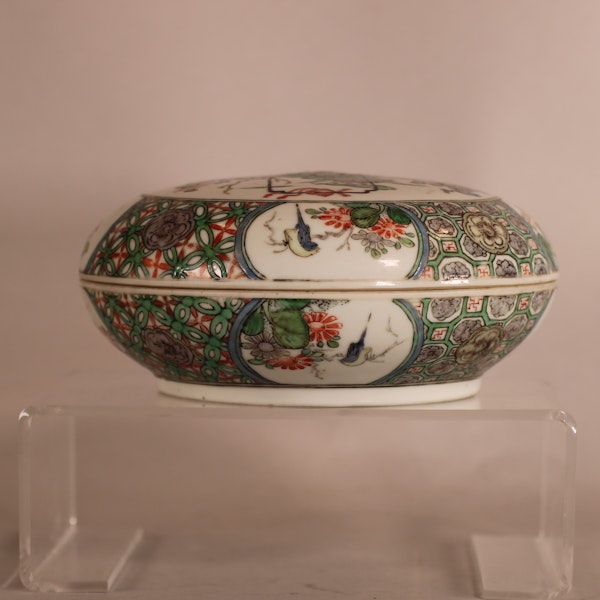 Chinese famille verte circular box and cover, Kangxi (1662-1722) - image 4