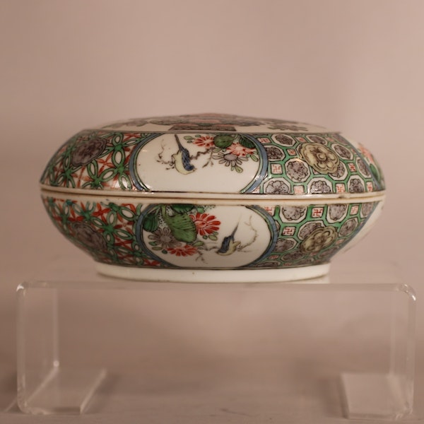 Chinese famille verte circular box and cover, Kangxi (1662-1722) - image 5