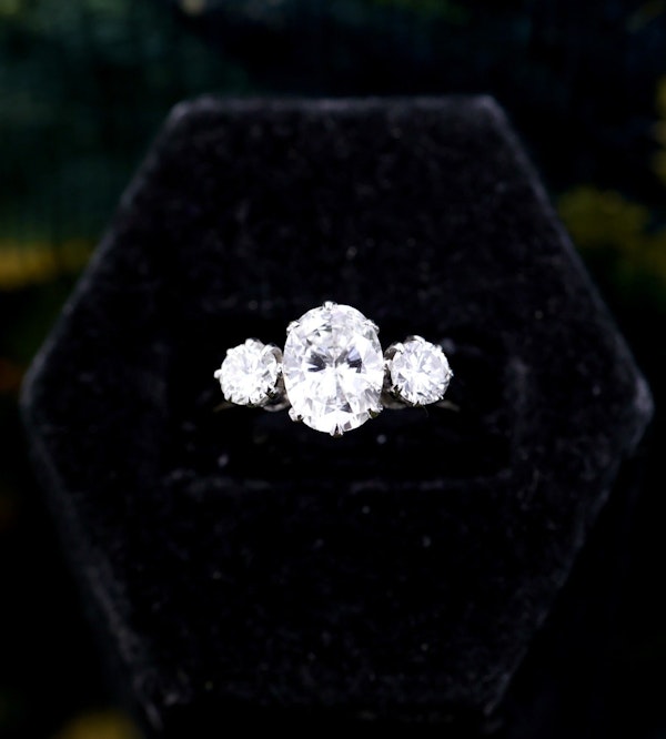 An exceptional 18ct White Gold (stamped) 1.30 Carat Three Stone Diamond Engagement Ring. Pre-owned - image 4