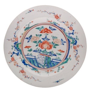 Large Japanese Kakiemon-style charger, c.1680-1700