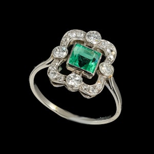 MM8872r Edwardian platinum diamond, centre emerald, stylistic ring 1910/20c