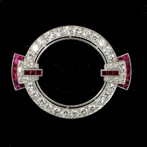 MM8843b Platinum diamond Art Deco ruby stylistic brooch 1920c