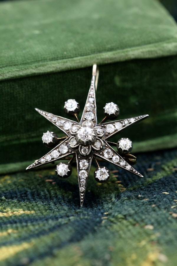 A very fine High Carat  Yellow Gold & Silver 6 pointed Diamond Starburst Pendant / Brooch.  Engish. Circa 1880. - image 5