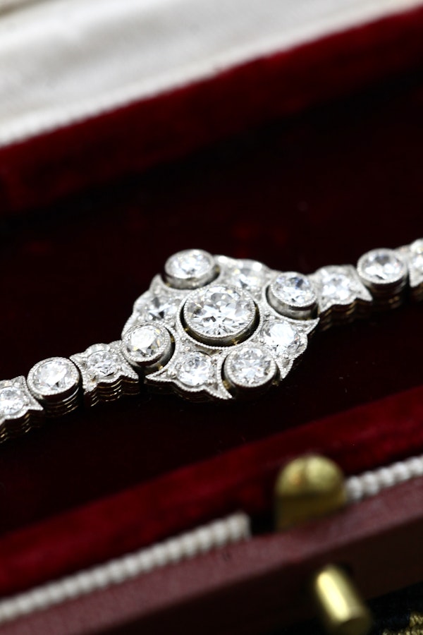 A very fine Edwardian Diamond Demi-Bracelet set in 18ct Gold and Platinum tipped, English, Circa 1910 - image 3