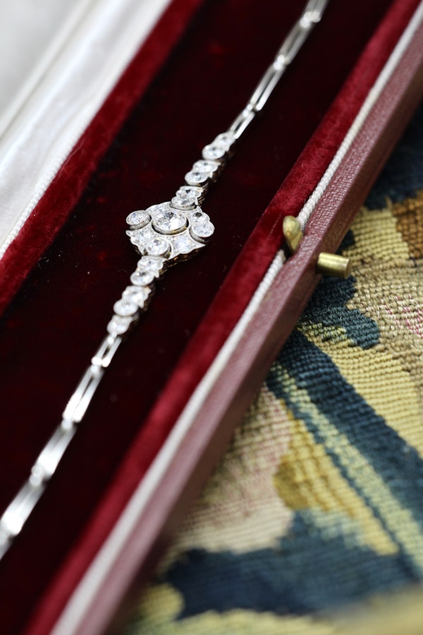 A very fine Edwardian Diamond Demi-Bracelet set in 18ct Gold and Platinum tipped, English, Circa 1910 - image 4