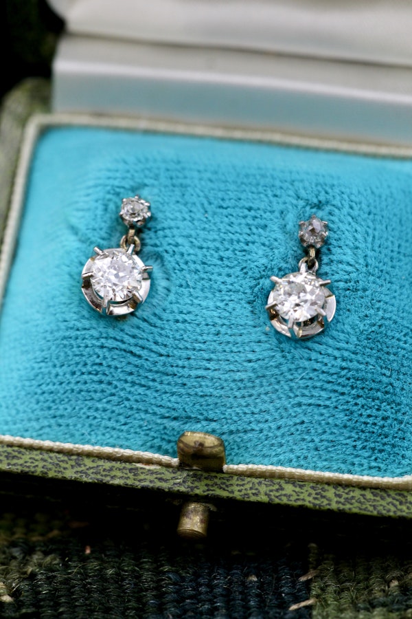 A very fine pair of Platinum, 18 Carat Yellow & Rose Gold (tested) Diamond two Drop Earrings, 1.14 Carats. Circa 1905 - image 2