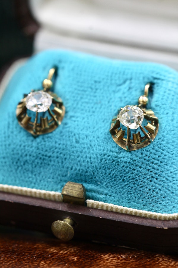 A very fine pair of 1.40 Carats Diamond Drop Earrings set in 15 Carat Yellow Gold, English, Circa 1905 - image 4