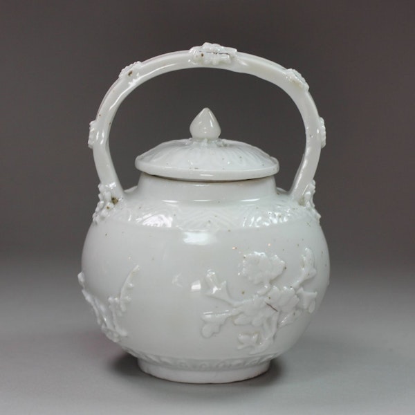 Rare Chinese blanc de chine pot and cover, Kangxi (1662-1722) - image 1