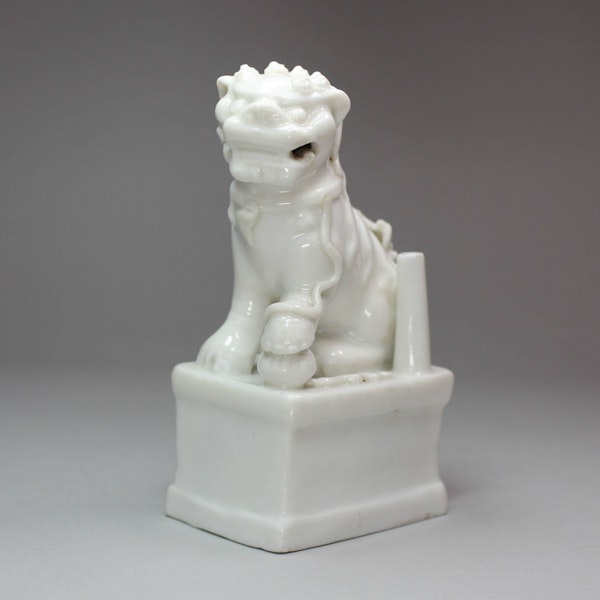 Chinese blanc de chine dog of Fo incense holder, Kangxi (1662-1722) - image 1