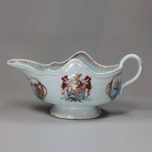 Chinese armorial famille-rose sauceboat, Qianlong (1736-1795) - image 1