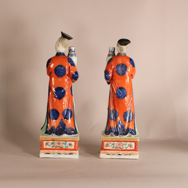 PAIR OF CHINESE PORCELAIN FAMILY ROSE FIGURES OF NODDING-HEAD COURT LADIES. QING DYNASTY, QIANLONG PERIOD(1736-1795) - image 2