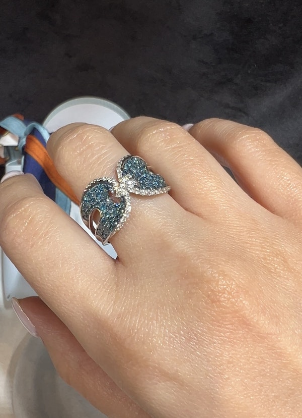 Blue & White diamond ring - image 5