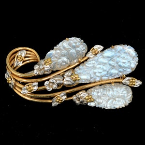 MM8764b Rare yellow white gold carved moonstone brooch 1930c