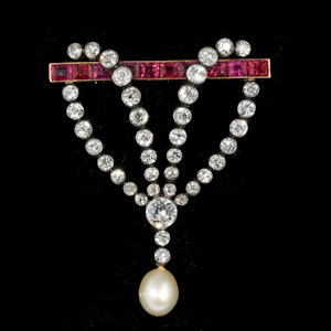 MM8580b Superb diamond ruby pearl brooch gold/platinum 1910/20c