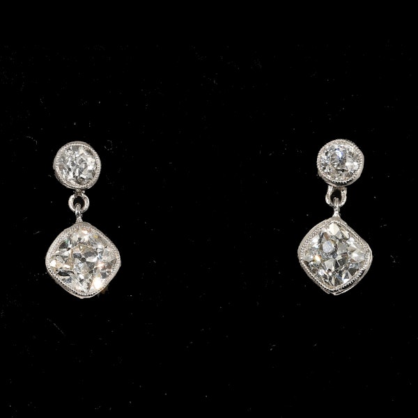 MM8839e Edwardian platinum cushion cut drop earrings (2.40ct) - image 1