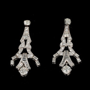 MM8009e Platinum Art Deco fine baguette round diamond drop earrings 1930c