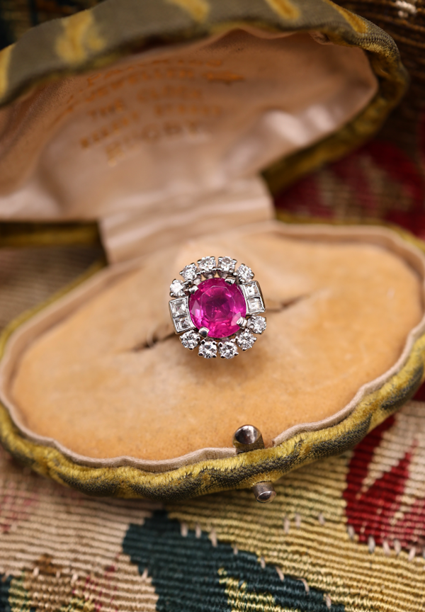 An extraordinary 2.30 Carat Natural Untreated Burmese Ruby & Diamond Cluster Ring in 18 ct. (stamped) White Gold. English, Circa 1970 - image 1