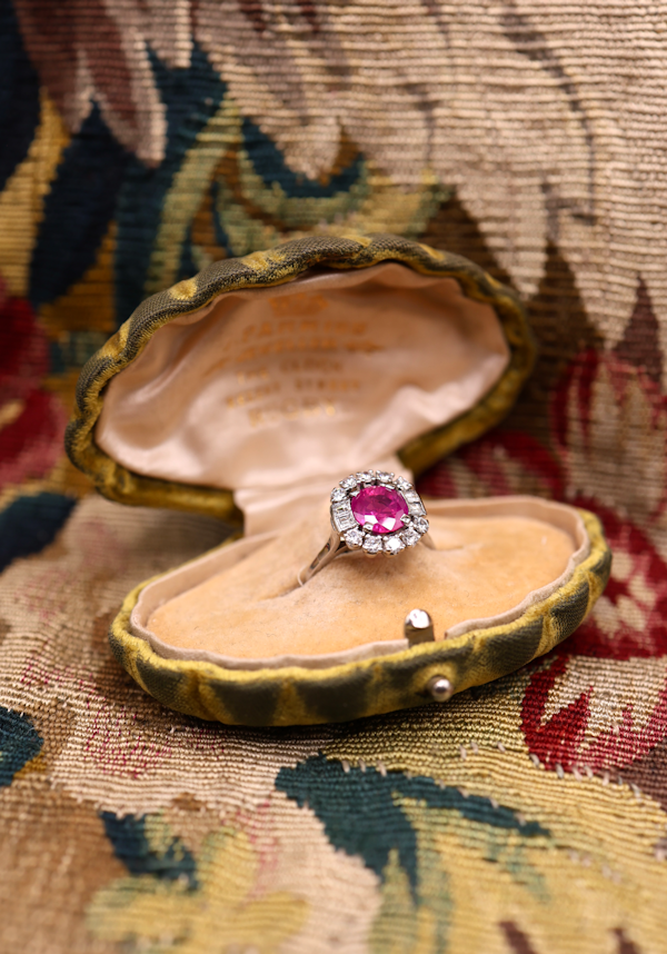 An extraordinary 2.30 Carat Natural Untreated Burmese Ruby & Diamond Cluster Ring in 18 ct. (stamped) White Gold. English, Circa 1970 - image 4