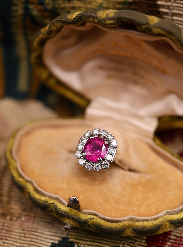 An extraordinary 2.30 Carat Natural Untreated Burmese Ruby & Diamond Cluster Ring in 18 ct. (stamped) White Gold. English, Circa 1970 - image 5