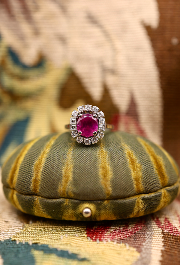 An extraordinary 2.30 Carat Natural Untreated Burmese Ruby & Diamond Cluster Ring in 18 ct. (stamped) White Gold. English, Circa 1970 - image 2