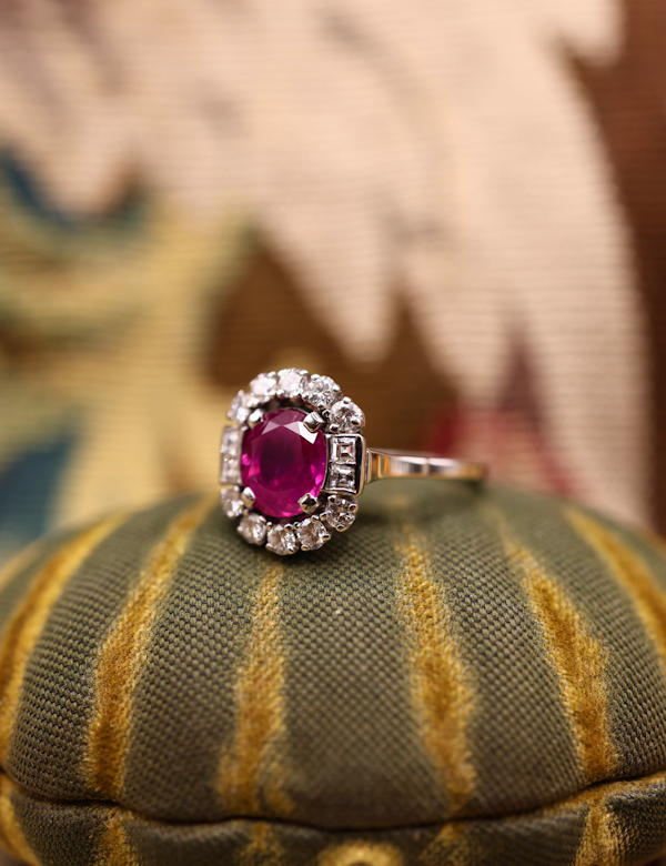 An extraordinary 2.30 Carat Natural Untreated Burmese Ruby & Diamond Cluster Ring in 18 ct. (stamped) White Gold. English, Circa 1970 - image 3
