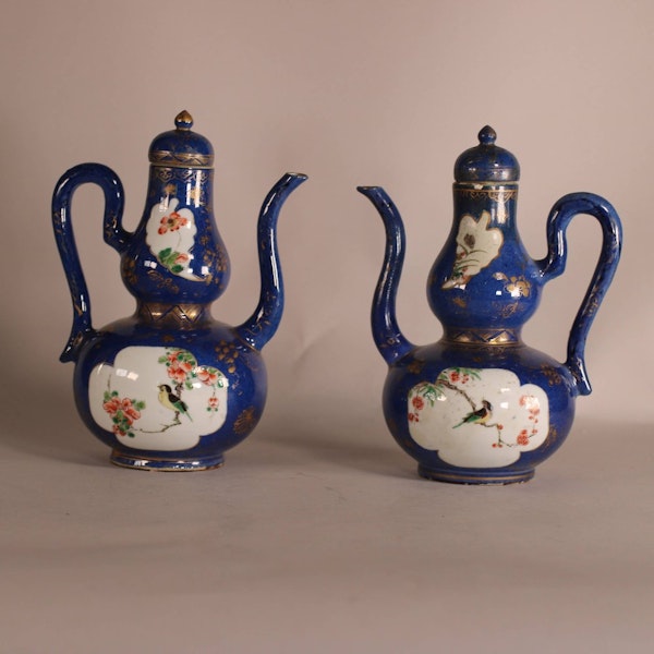 Pair of Chinese powder blue and famille verte ewers with covers, Kangxi (1662-1722) - image 1