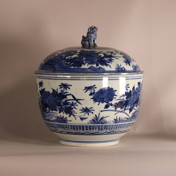 A large Japanese Arita blue and white deep bowl and cover, late 17th century, Edo period - image 1
