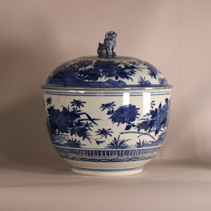 A large Japanese Arita blue and white deep bowl and cover, late 17th century, Edo period
