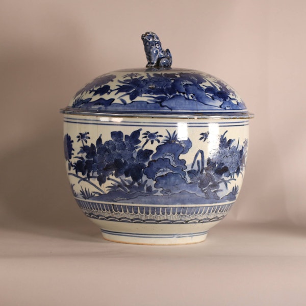 A large Japanese Arita blue and white deep bowl and cover, late 17th century, Edo period - image 3