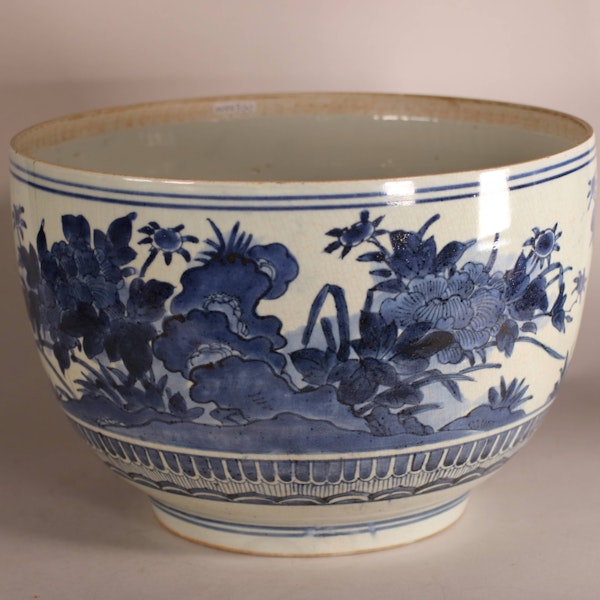 A large Japanese Arita blue and white deep bowl and cover, late 17th century, Edo period - image 6