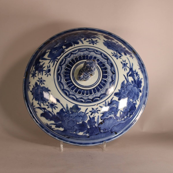 A large Japanese Arita blue and white deep bowl and cover, late 17th century, Edo period - image 2