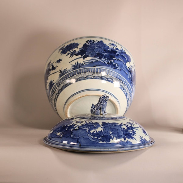 A large Japanese Arita blue and white deep bowl and cover, late 17th century, Edo period - image 5