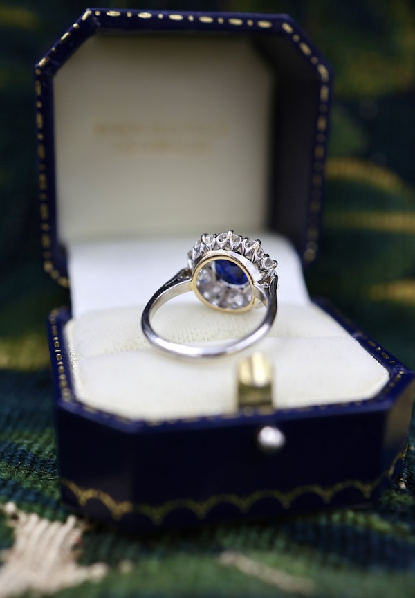 A fine Round Sapphire and Diamond Cluster Ring mounted in Platinum (tested). Mid 20th Century. - image 4