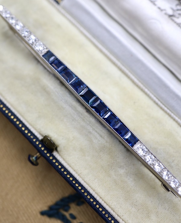An exceptional 18ct Yellow Gold & Platinum (tested)Art Deco Sapphire (untreated), & Diamond Bar Brooch. Circa 1930 - image 1