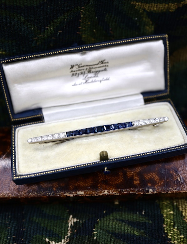An exceptional 18ct Yellow Gold & Platinum (tested)Art Deco Sapphire (untreated), & Diamond Bar Brooch. Circa 1930 - image 2