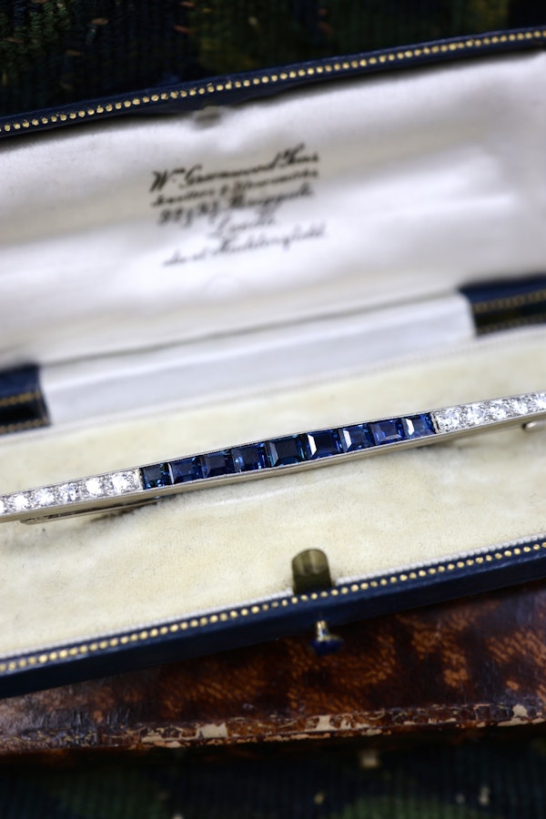 An exceptional 18ct Yellow Gold & Platinum (tested)Art Deco Sapphire (untreated), & Diamond Bar Brooch. Circa 1930 - image 5