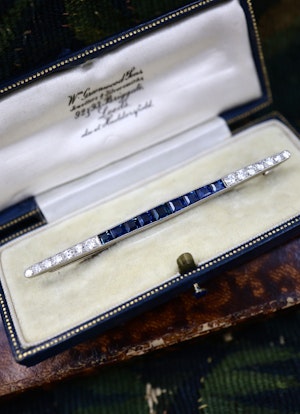 Downstairs at Grays: An exceptional 18ct Yellow Gold & Platinum (tested)Art Deco Sapphire (untreated), & Diamond Bar Brooch. Circa 1930