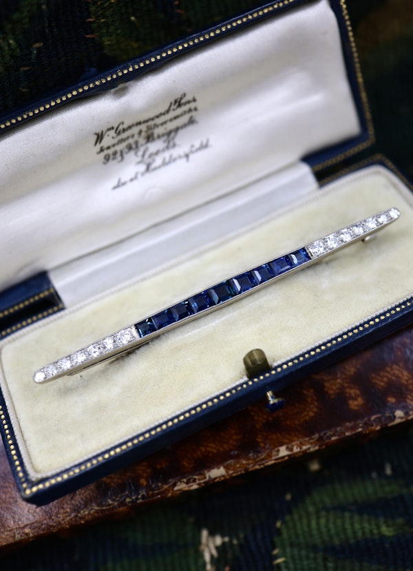 An exceptional 18ct Yellow Gold & Platinum (tested)Art Deco Sapphire (untreated), & Diamond Bar Brooch. Circa 1930 - image 4