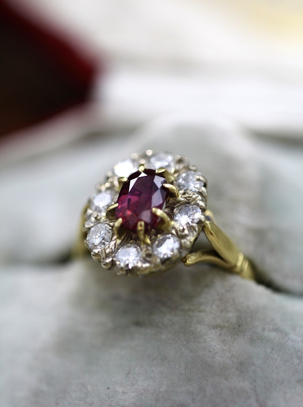 A very fine 18ct Yellow & White Gold Oval 1.35 Carat Siam Ruby & Diamond Cluster Ring. Circa 1975 - image 2