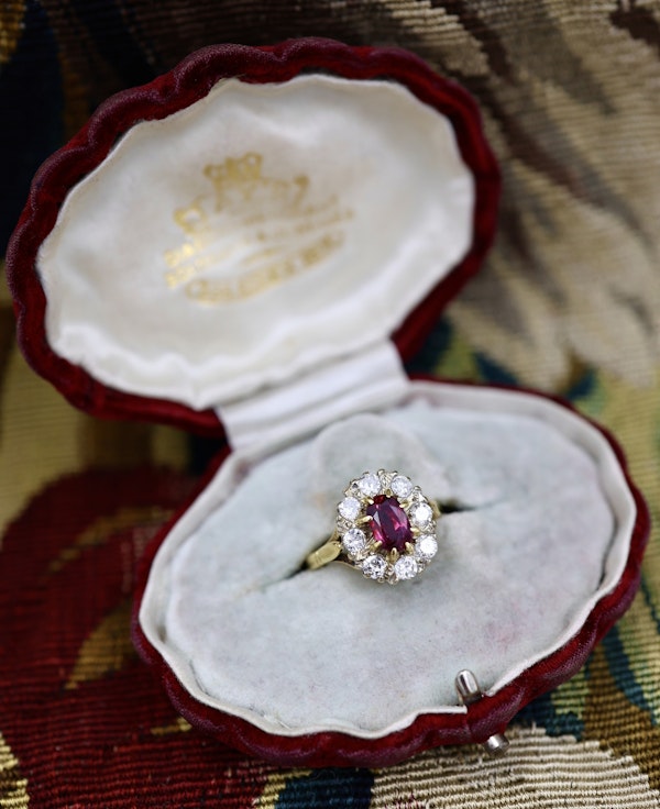 A very fine 18ct Yellow & White Gold Oval 1.35 Carat Siam Ruby & Diamond Cluster Ring. Circa 1975 - image 4
