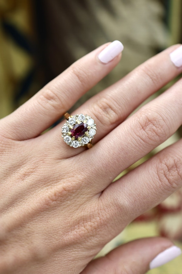 A very fine 18ct Yellow & White Gold Oval 1.35 Carat Siam Ruby & Diamond Cluster Ring. Circa 1975 - image 3