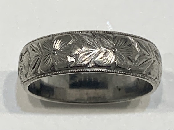 18ct White Gold Band with Floral Engraving - image 3