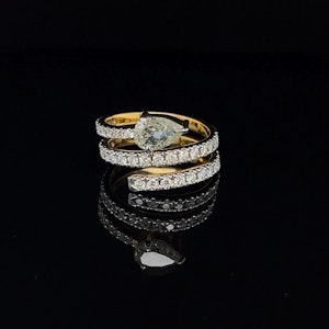 1.13Ct pear shape diamond spiral ring In Yellow Gold