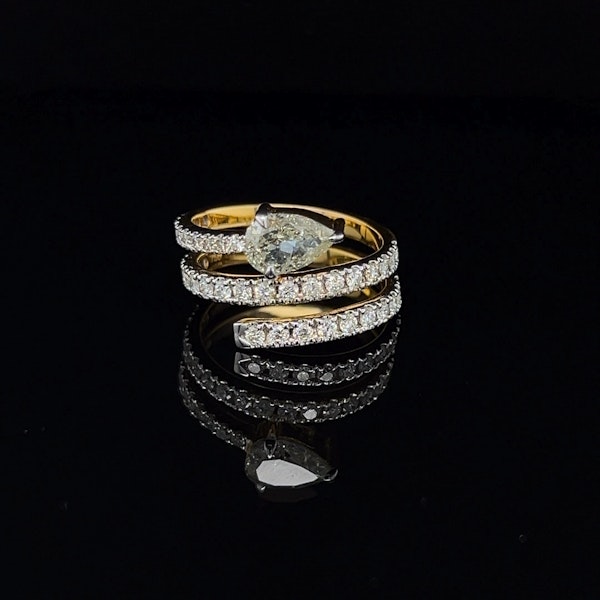 1.13 Ct pear shape diamond spiral ring In Yellow Gold - image 1